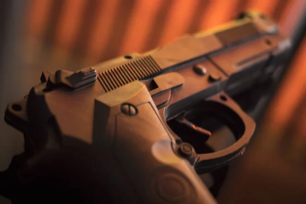 Pistola Arma Automática Arma Mesa Quarto Hotel Atmosfera Escuro Dramático — Fotografia de Stock