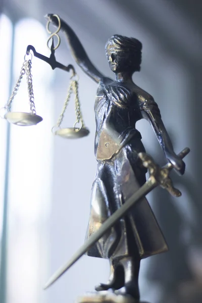 Rechtsanwaltskanzlei Bronzestatue Der Göttin Themis Mit Waage Der Gerechtigkeit Der — Stockfoto