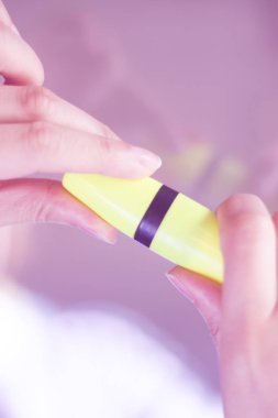 Genç bayanın elinde keçeli kalem kalıcı vurgulayıcı renk mürekkep marker kalem.