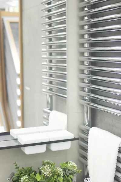 Banyo Showroom Görüntüsünü Yeni Tasarım Havlu Isıtıcı Konut Geliştirme Için — Stok fotoğraf