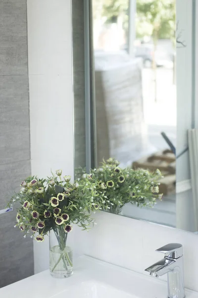 Banyo Showroom Görüntüsünü Konut Geliştirme Için Yeni Lavabo Krom Musluk — Stok fotoğraf