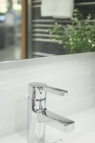 Wyświetlanie Salon Łazienka Nowa Opcja Umywalka Chrome Stuknij Projekt Domu — Zdjęcie stockowe