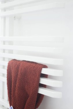 Banyo showroom görüntüsünü yeni tasarım havlu ısıtıcı konut geliştirme için çalışır.