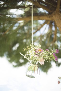 Güzel çiçekler lüks beş yıldızlı otel düğün evlilik açık bahçe partisi misafirler gelmeden önce.