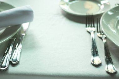 Düğün resepsiyonu ziyafet akşam yemeği parti masa yer ayarlarını lüks otel mekan olarak ayarla.