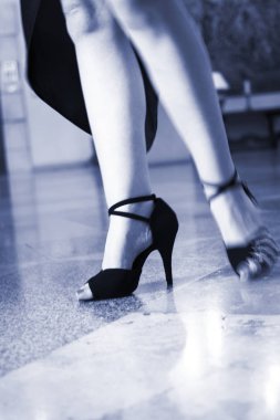 Balo salonu Latin salsası seksi kadın dansçı modern spor dans gösterisinde ince uzun bacaklarla dans ediyor.,