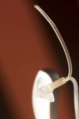 Audiophone modern yüksek teknoloji sağırlık ekipman izole kulak dijital işitme cihazı portre.