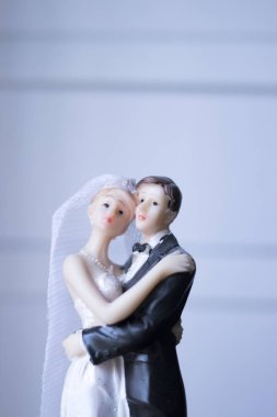 Pasta topper gelin ve damat düğün çift romantik evlilik Holding'in sevgisi kucaklamak.