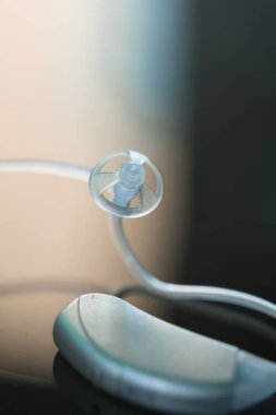 Audiophone modern yüksek teknoloji sağırlık ekipman izole kulak dijital işitme cihazı portre.