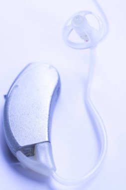 Sağır ve har işitme yardımcı olmak için dijital modern teknoloji işitme cihazı.