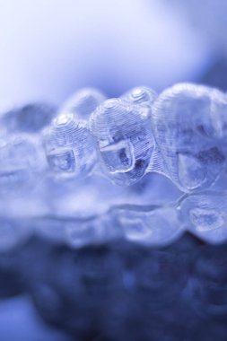 Kozmetik diş hekimliğinde hastalar için dişleri hizalamak için kullanılan görünmez diş düzenleyiciler.