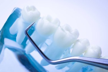 Titanyum metal diş hekimi temizlik dişler plak ve çürüme kaldırmak için araç almak.