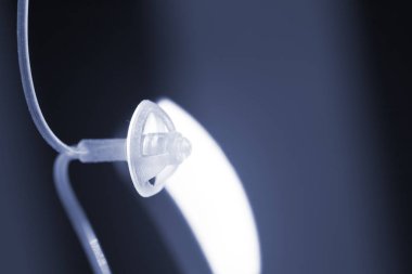 Audiophone modern yüksek teknoloji sağırlık ekipman izole kulak dijital işitme cihazı portre.