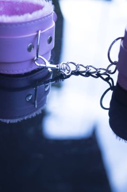Seksi sapık hakimiyet oyunları için deri bağlar ve kelepçeler.