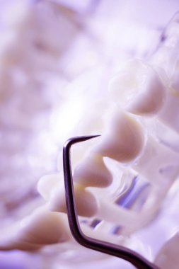 Titanyum metal diş hekimi temizlik dişler plak ve çürüme kaldırmak için araç almak.