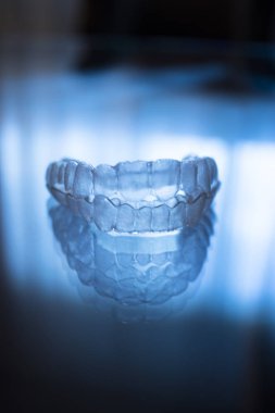 Görünmez açık diş diş aligner düzleştiriciler modern estetik parantez olarak ortodontik diş tedavisi için.