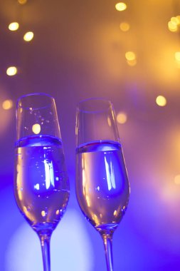 Discotque parti çubuğunda Ibiza İspanya ışıkların düğün sırasında prosecco kava bardak şampanya köpüklü şarap.