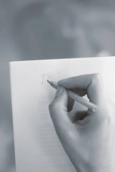 Jovem Senhora Escrevendo Sobre Papel Com Lápis Mão Mesa — Fotografia de Stock