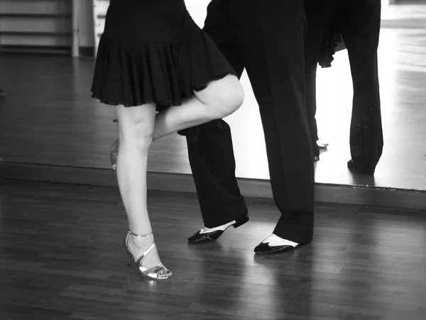 舞厅舞萨尔萨舞蹈教练男女舞伴在Shcool彩排室跳舞 — 图库照片