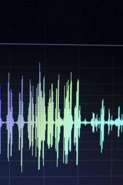 Ses ses dalgası stüdyo bilgisayar programı ekran gösterimleri ses dublaj vokal kaydı gelen ekranda düzenleme.
