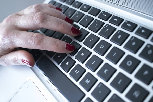 Secretary Typist Typing Laptop Computer Keyboard Keys Hands Red Nail — Stock Photo, Image