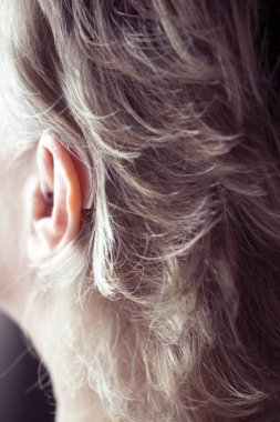 Modern teknoloji dijital işitme cihazı kulağı sağır bayanla.