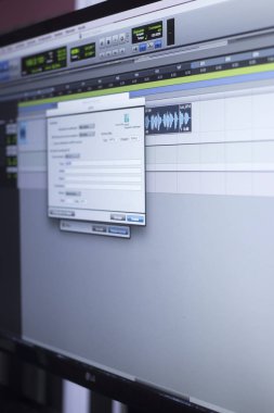 Kayıt stüdyo ses bilgisayar müzik ve ses üretimi için karıştırma programı ses denetimleri düzenleme.