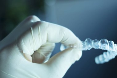 Kozmetik diş hekimliğinde hastalar için dişleri hizalamak için kullanılan görünmez diş düzenleyiciler.