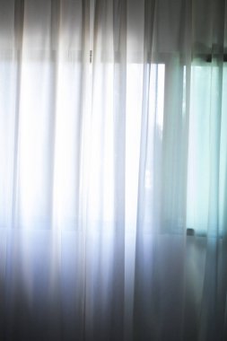 Otel yatak odası dolapları penceresinin yumuşak dalylight ışık ile.