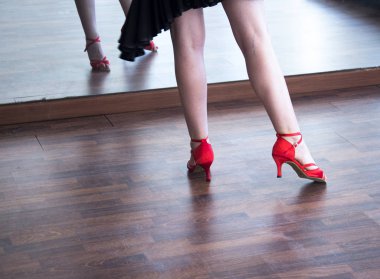 Kadın balo salonu dans salsa dansçısı eğitmen kadın okul prova odasında dans