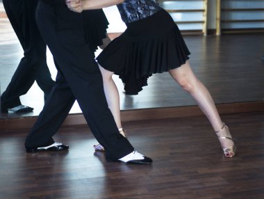 Balo dansı salsa eğitmenleri erkek ve kadın çift shcool prova odasında dans ediyorlar.