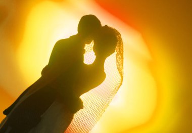 Düğün çifti pasta üstte plastik figürler smokin gece elbisesi, beyaz gelinlik peçesi.