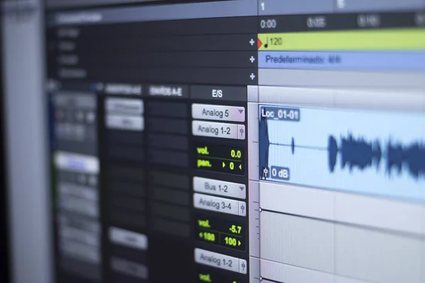 録音スタジオ オーディオ コンピューター音楽と声の生産のための混合プログラム サウンド コントロールの編集 — ストック写真