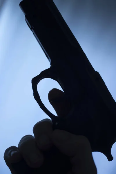 Pistola Arma Automática Silhueta Mão Assassino Atmosférico Escuro Foto Dramática — Fotografia de Stock