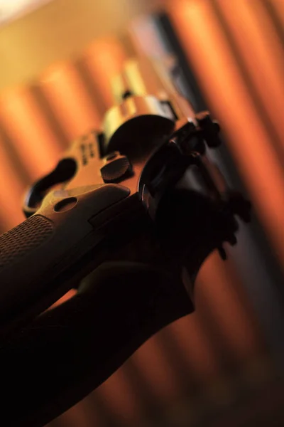 大気の濃い劇的な写真のホテルの寝室のテーブルの上の拳銃自動拳銃武器 — ストック写真
