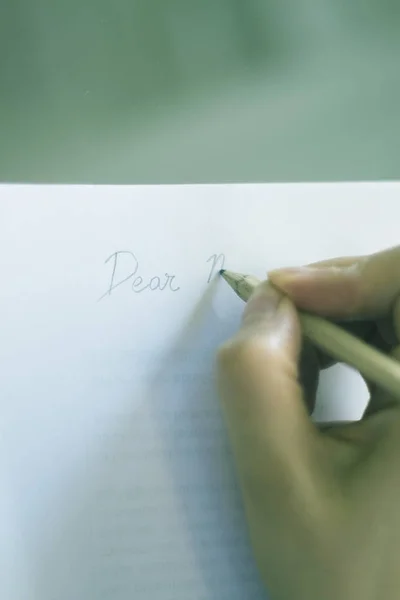 Jongedame Die Papier Schrijft Met Potlood Hand Tafel — Stockfoto