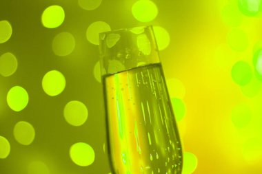 Discotque parti çubuğunda Ibiza İspanya ışıkların düğün sırasında prosecco kava bardak şampanya köpüklü şarap.