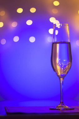 Discotque parti çubuğunda Ibiza İspanya ışıkların düğün sırasında prosecco kava bardak şampanya köpüklü şarap.