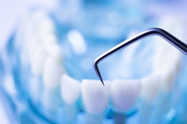 Titanyum metal diş hekimi temizlik dişler plak ve çürüme kaldırmak için araç almak.