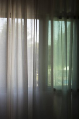 Otel yatak odası dolapları penceresinin yumuşak dalylight ışık ile.