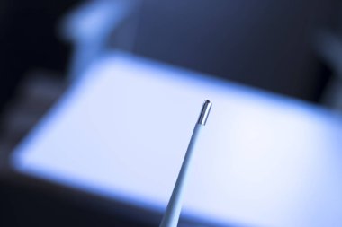 Doktor veya hemşire ile hasta sıcaklığını ölçmek için kullanılan dijital termometre tıbbi alet