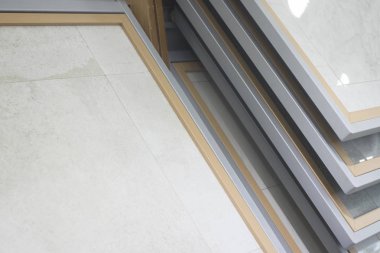 Mutfak kiremitleri sergi salonu zemin için yeni kiremit seçeneği ve ev inşaatı için duvarlar işe yarıyor..