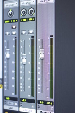 Kayıt stüdyo ses bilgisayar müzik ve ses üretimi için karıştırma programı ses denetimleri düzenleme.