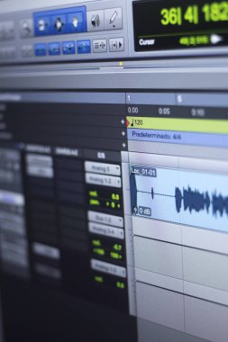 Kayıt stüdyo ses bilgisayar müzik ve ses üretimi için karıştırma programı ses denetimleri düzenleme.