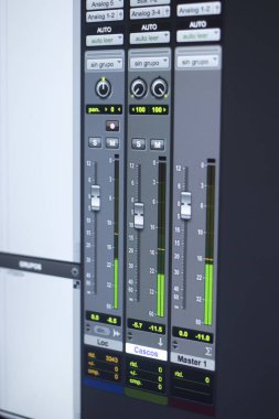 Kayıt stüdyo ses bilgisayar müzik ve ses üretimi için karıştırma programı ses denetimleri düzenleme.