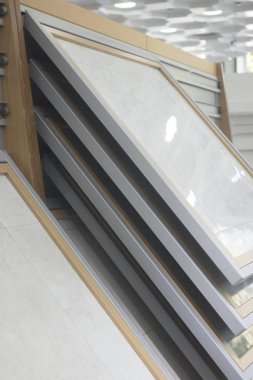 Mutfak kiremitleri sergi salonu zemin için yeni kiremit seçeneği ve ev inşaatı için duvarlar işe yarıyor..