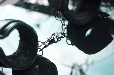 Seksi sapık hakimiyet oyunları için deri bağlar ve kelepçeler.