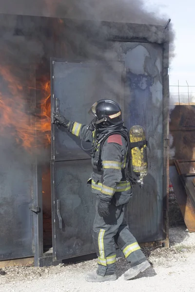 Bombero Apagando Estación Entrenamiento Incendios Extintor Backdraft Procedimiento Perforación Seguridad —  Fotos de Stock