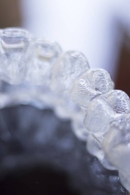 Kozmetik diş hekimliğinde hastalar için dişleri hizalamak için kullanılan görünmez diş düzenleyiciler.