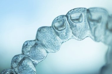 Kozmetik diş hekimliğinde hastalar için dişleri hizalamak için kullanılan görünmez diş düzenleyiciler.